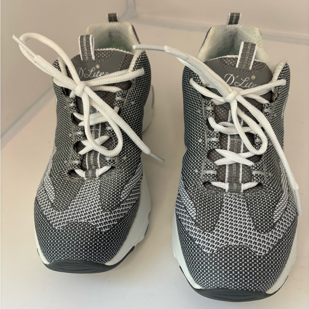Skechers D’Lites Black and White Memory Foam Sneakers size 7.5
